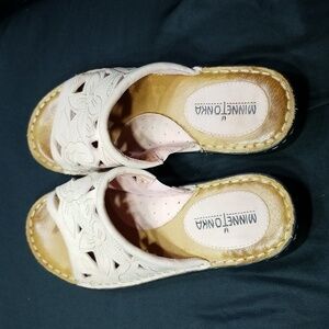 Minnetonka Women's leather sandal  Size 8
